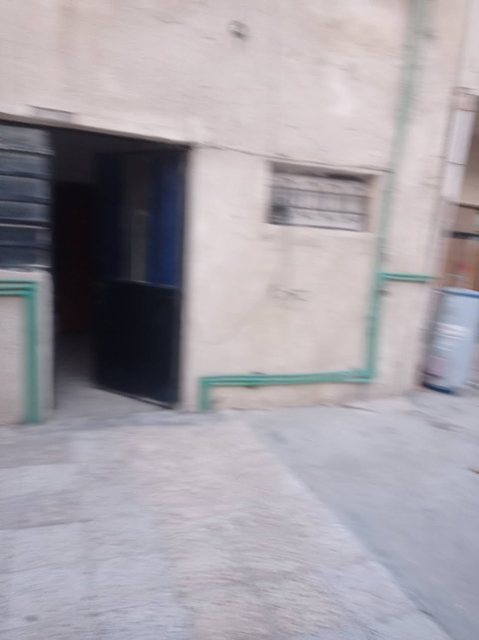 السلام عليكم بيت للايجار بلنفط بقرب المستوصف بشارع افران البركه طابق ارضي استقبال كبير وهول ونوم ومطبخ وترك وكراج للتواصل ***********
