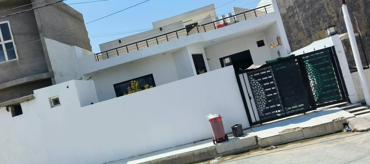 لالسلام عليكم دار للبيع 200 متر واحد حزيران خلف التجاري سايدين مول النخيل مقابيل مجمع انخيل السكني كلشي واضح بل فيديو بلديه امسجل بسمي بي قرار تمليك سعر 65 بي مجال ***********
