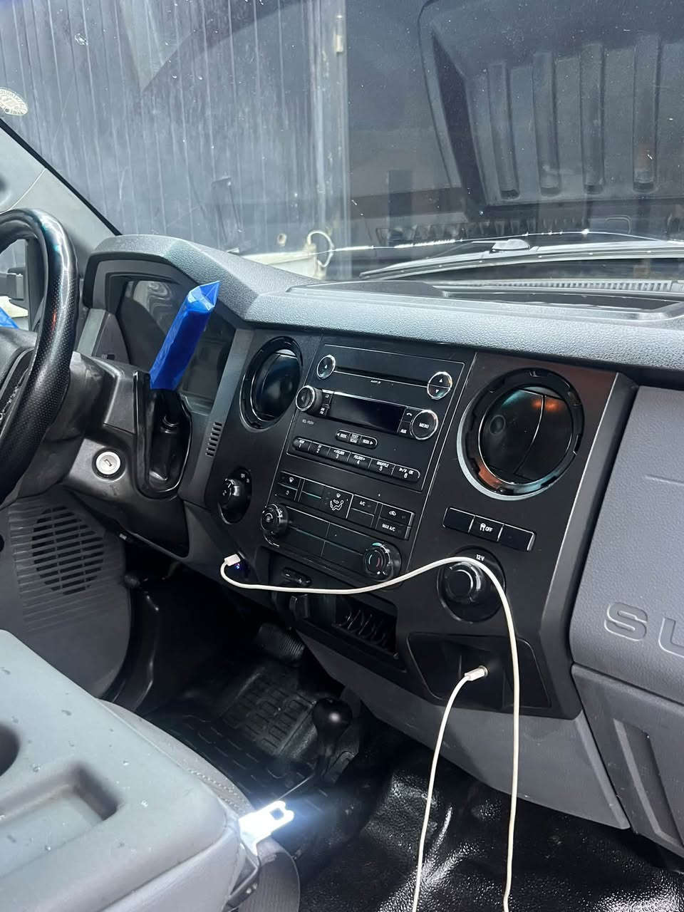 السلام عليكم فورد F350 للبيع موديل 2012 مُحرك بانزين V10 صدر جديد امامي خلفي تخم تاير جديد تبريد تدفئه شغال جاهزه من كُل النواحي مابيها نقص خير من الله السعر 110 وبيها مجال مكان السياره بغداد للأستفسار هـ / ***********
