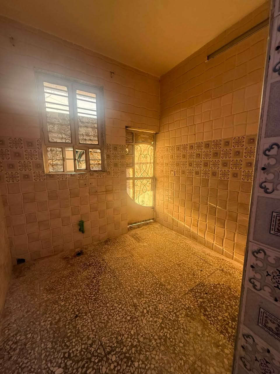 السلام عليكم بيت الايجار غرفه نوم واستبقال ومطبخ يجار 300 ابو دشير شارع الضغط بشارع اسواق بيت جدو 
***********
