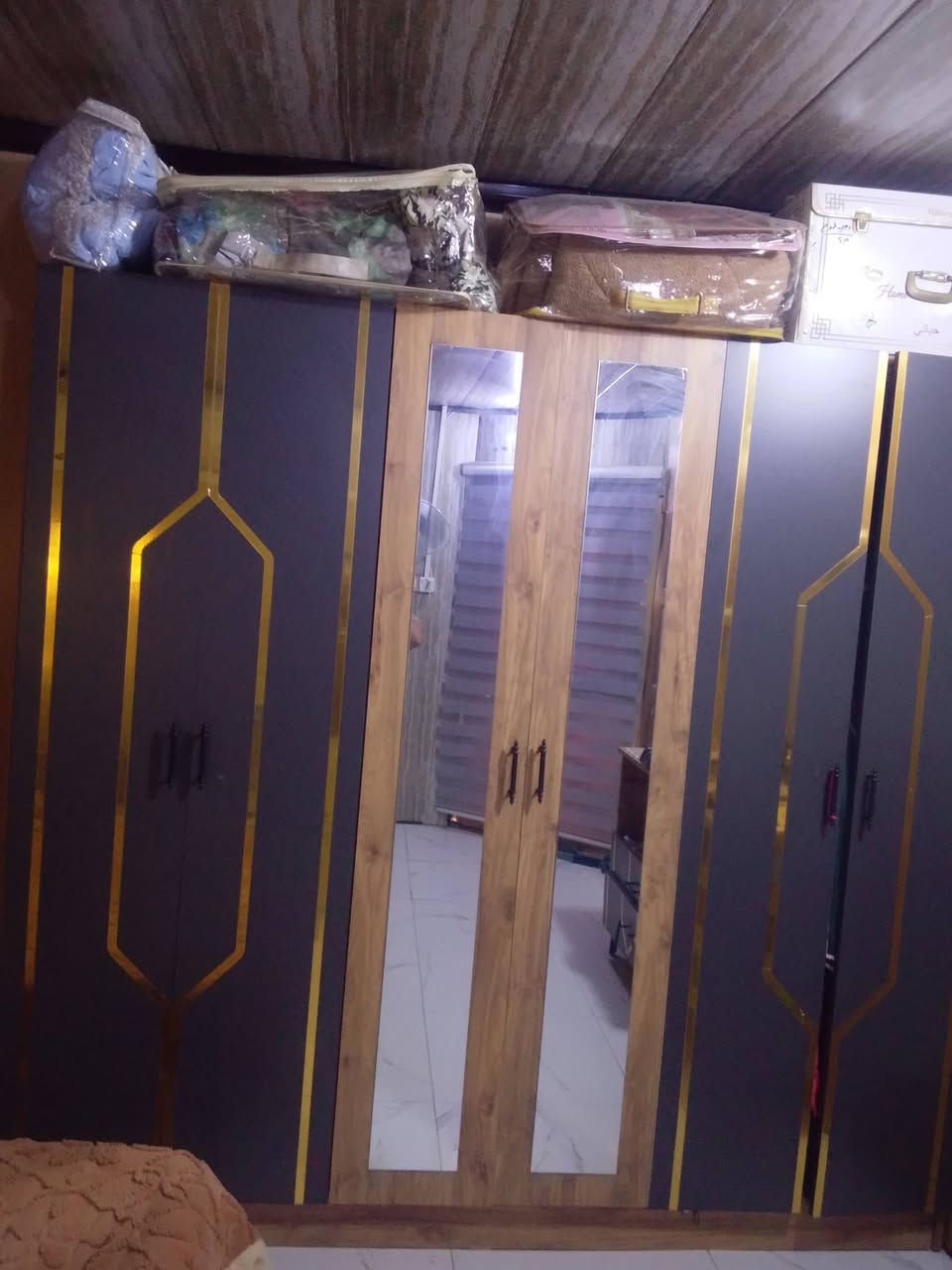 للبيع غرفة نوم 5قطع بيه جراره مكسوره ولكنتور بي ملأ حضات موضح بل صوره ول جربايه جك عاطل مكسور سعر  350 هاتف ***********
