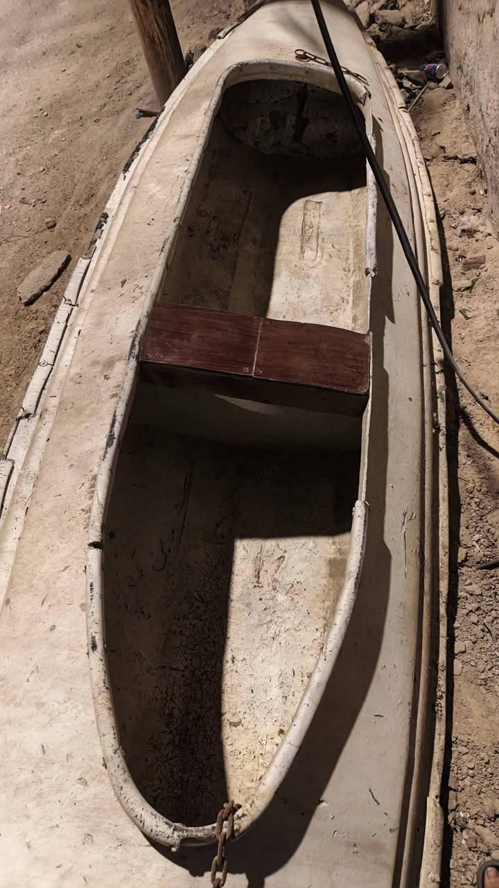 السلام عليكم ورحمة الله وبركاته..

للبيع زورق (قارب) فايبر جلاس أصلي قديم (وليس كاياك)، يمتاز بهيكل قوي ومتين جداً وسماكة فايبر عالية تضمن ثباتاً ممتازاً بالماء.

 المواصفات والأبعاد:

- الطول: 5.20 متر.

- العرض: 1 متر (سعة ممتازة يتسع لعدة أشخاص).

- اللون الأصلي: أخضر.

 الحالة والضمان:

- الهيكل سليم وجاهز للنزول للماء فوراً.

- توجد ضربات بسيطة وسطحية بسبب التخزين.

- كفالة عامة وشاملة من السرقة.

 سبب البيع:

- عدم وجود مكان في الشط، ولا توجد مساحة بالبيت (حالياً واقف بالشارع).

 التفاصيل والاتصال:

- الموقع: البصرة - أبي الخصيب.

- السعر: 500 ألف دينار (وبي مجال  للطيبين).

- رقم الهاتف: ***********
