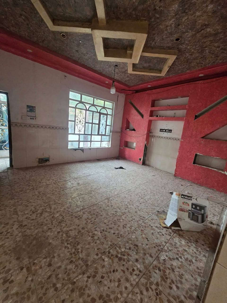بيت لبيع بشارع المطار الجديد بشارع الحوزه المساحه ٢٣٠متر يحتوي على غرف٢ وصاله ومطبخ وستقبال ومكشوفه وصحيات وطارمه وحديقه كونكريت مسلح البناء بلوك  السعر ٣٩ وبي مجال للستفسار ***********

