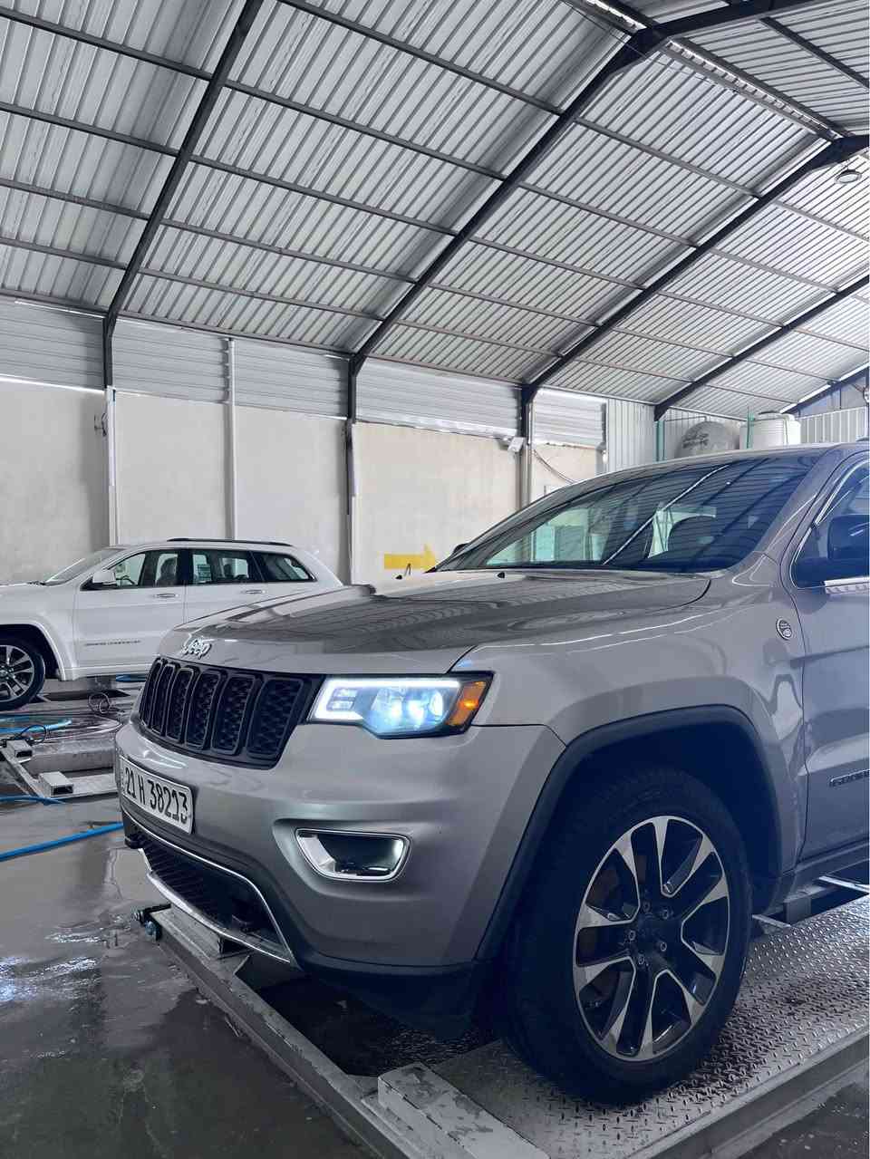 السلام عليكم 💞
جيب غراند شيروكي 2020
مكينة 3.6L V6 
اللون سيلفر 
نظام الدفع : رباعي 4x4
مواصفات شاشة لمس مع دعم نظام الملاحة والBluetooth كشنات كهرباء تحكم شاشه نظام دفع للانماط المتعددة كاميرا خلفيه وشاشة معلومات حساسات مثبت سرعه 
رقم سليمانيه تحويل وغرمات شرط
حادث بنيد مبدل وصبغ جامرلغ امامي  موجود صور الحادث والسونار 
بدون ايرباك 
السعر 185 وبيهه مجال
مكان ديالى شهربان المقدادية, ديالى

نص مكتوب في الصور:
- 1C4RJFAG3LC158385Q Hollywood Motors