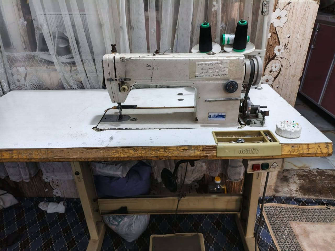 مكينة صناعية نوع جمسي شغالةونظيفة سعرها150 ألف وبيها مجال كربلاء اثصال على الرقم ***********
