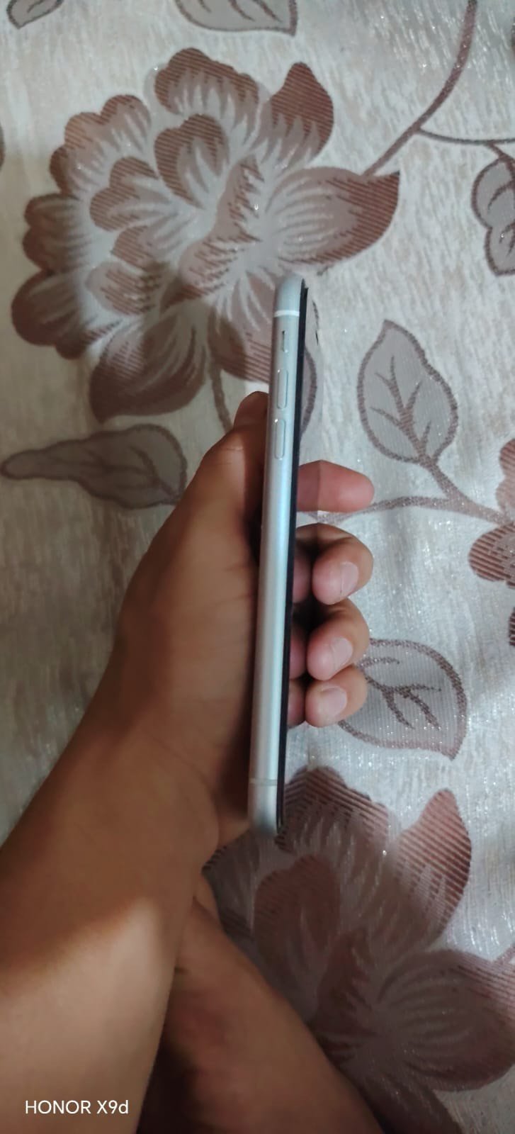 ايفون اكس ار  XR  الجهاز وتر افحصه وين متريد وأي شي بي أني اتحمل الله شاهد تاخذه تترحملي ممفتوح نهائيا نضافته 100% الجهاز مال بيت ايخبل سعره 225 وبي مجال