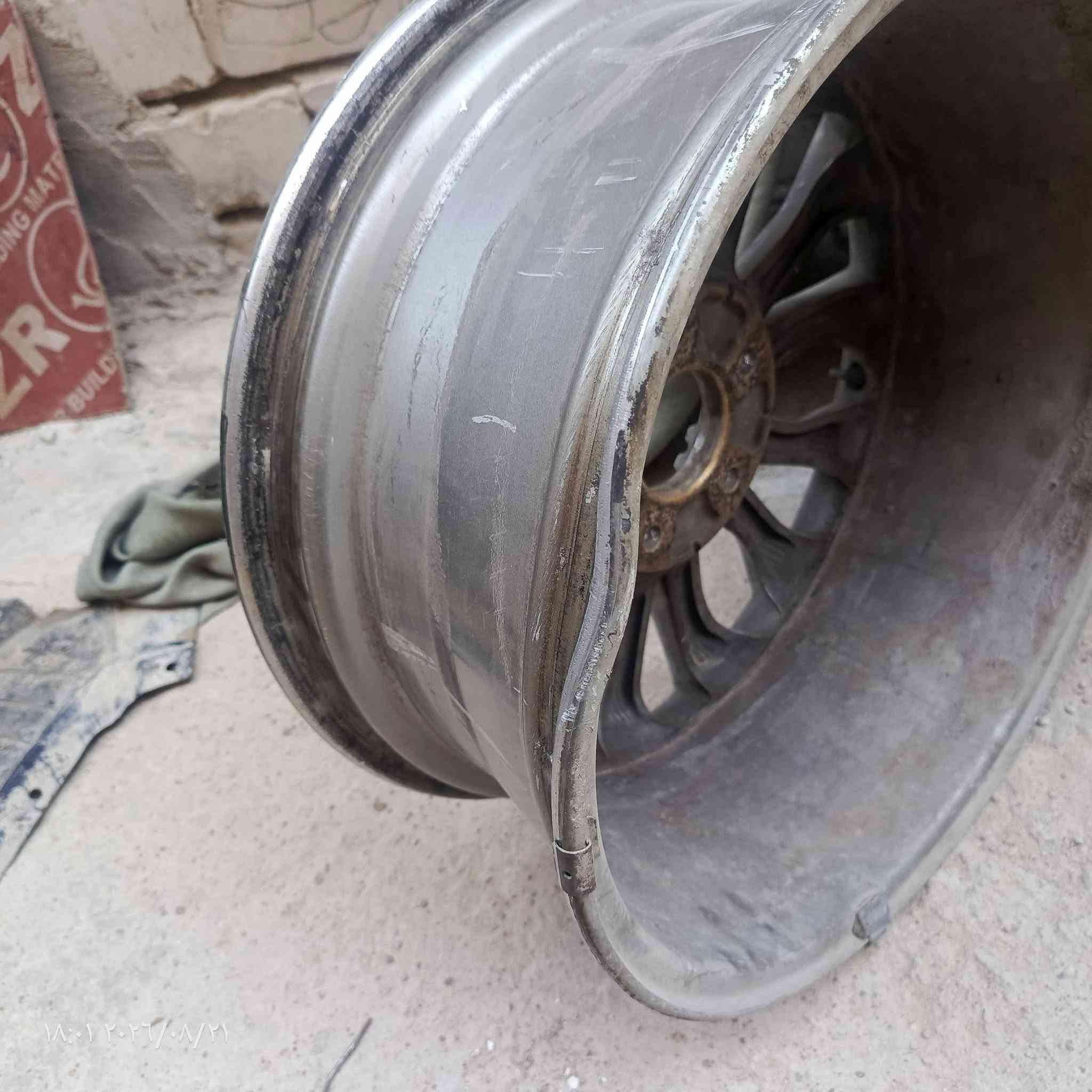 سلام عليكم للبيع ويل حجم 17 بيه هاي ضربه مثل ما موضح بل صور يتعدل وينصبغ والمروحه شغاله بس بيها كسر بل لايلونه مو بل مروحه صور كدامك وهذا التاير ما بيه اي شي من عدا هذا الشك ابيعك هل موجود كلمن وسعره شتريد من ذني راسلني واتساب ونتفق ‏‪***********‬‏
