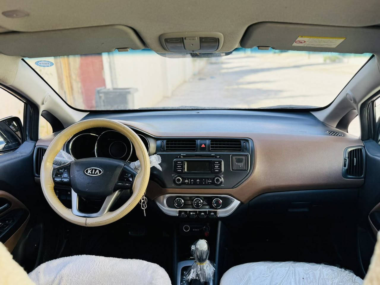 Kia Rio 2012
کیا ڕیۆ مۆدێل2012 خلیجی
گێرئۆتۆماتیک گێرو مه کینه ی به شه رت
مه کینه گه وره  تحکمات سه رسوکانی هه یه 
چوارتایه و ویلی بیلادی لۆکی له ژێرایه
پێش و دوایم تازه داگرتوه هه مووی مه زبوته
چوارجام کاره بایه ئاوێنه کاره بایه ئاوێنه ئیشاره ته ئاوێنه ئه خه وێ کاره بایه 
سیسته می ecoیه
ته بریدی به شه رته 
سه نه وی ره قه م هه مووی تازه یه
چوارپارچه ی ته نها بۆیاخه له سه رکاڵبونه وه کراوه به بێ هیچ ده عمێ ده عمی نیه 
سعری 71 مجال
***********واتساپ
*********** السليمانية, العراق
