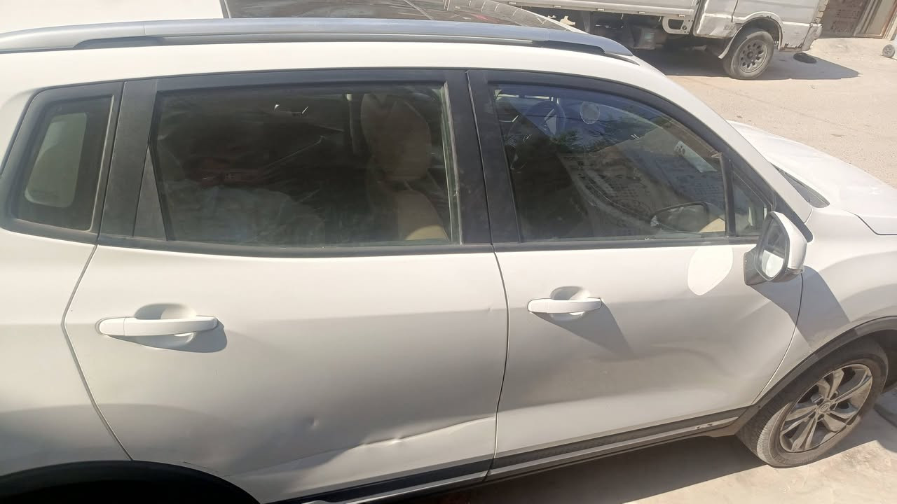 السلام عليكم سيارة شانجان CS15 (Changan CS15)، :
​المحرك والأداء
​المحرك: 4 أسطوانات (4 سلندر) سعة 1.5 لتر بتنفس طبيعي.
​القوة: حوالي 105 إلى 107 حصان.
​عزم دوران: حوالي 145 نيوتن/متر.
​ناقل الحركة (الكير): أوتوماتيكي من نوع DCT (ثنائي التعشيق) بـ 5 سرعات.
​نظام الدفع: أمامي (FWD).
​الأبعاد والسعة
​نمط الهيكل: كروس أوفر subcompact (صغيرة الحجم).
​خزان الوقود: سعة 44 لتر تقريباً، وتتميز باستهلاك اقتصادي للوقود.
​التجهيزات والتقنيات العامة
​الإضاءة: مصابيح أماميّة بتصميم حديث مع إضاءة نهارية LED.
​الأمان: وسائد هوائية أمامية، نظام منع إغلاق المكابح (ABS)، نظام توزيع قوة الفرملة إلكترونياً (EBD)، ونظام التحكم بالثبات (ESP).
​المقصورة: شاشة معلومات وترفيه لمسية وسطية، نظام صوتي، عجلة قيادة متعددة الوظائف، وحساسات خلفية مع كاميرا  السعر خاص رقمي ***********
