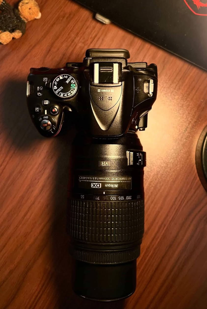 للبيع nikon 5200d
مع عدسة رياضي55-300 
عدسة ستوك 18-55

بطارية + شاحنة + رام 16 + كارد ريدر لنقل الصور و الفيديوهات يرهم موبايل او حاسبة + حزام كتف

السنسر: APS-C (23.5×15.6 مم)

 • الفيديو: Full HD 1080p (30fps)

 • الفوكس: 39 نقطة AF

 • الشاشة: 3.0″ متحركة ، شاشة قلاب

السعر 400 الف قفل
المكان بغداد و التوصيل مجاني لكافة المحافظات 
*********** واتساب
