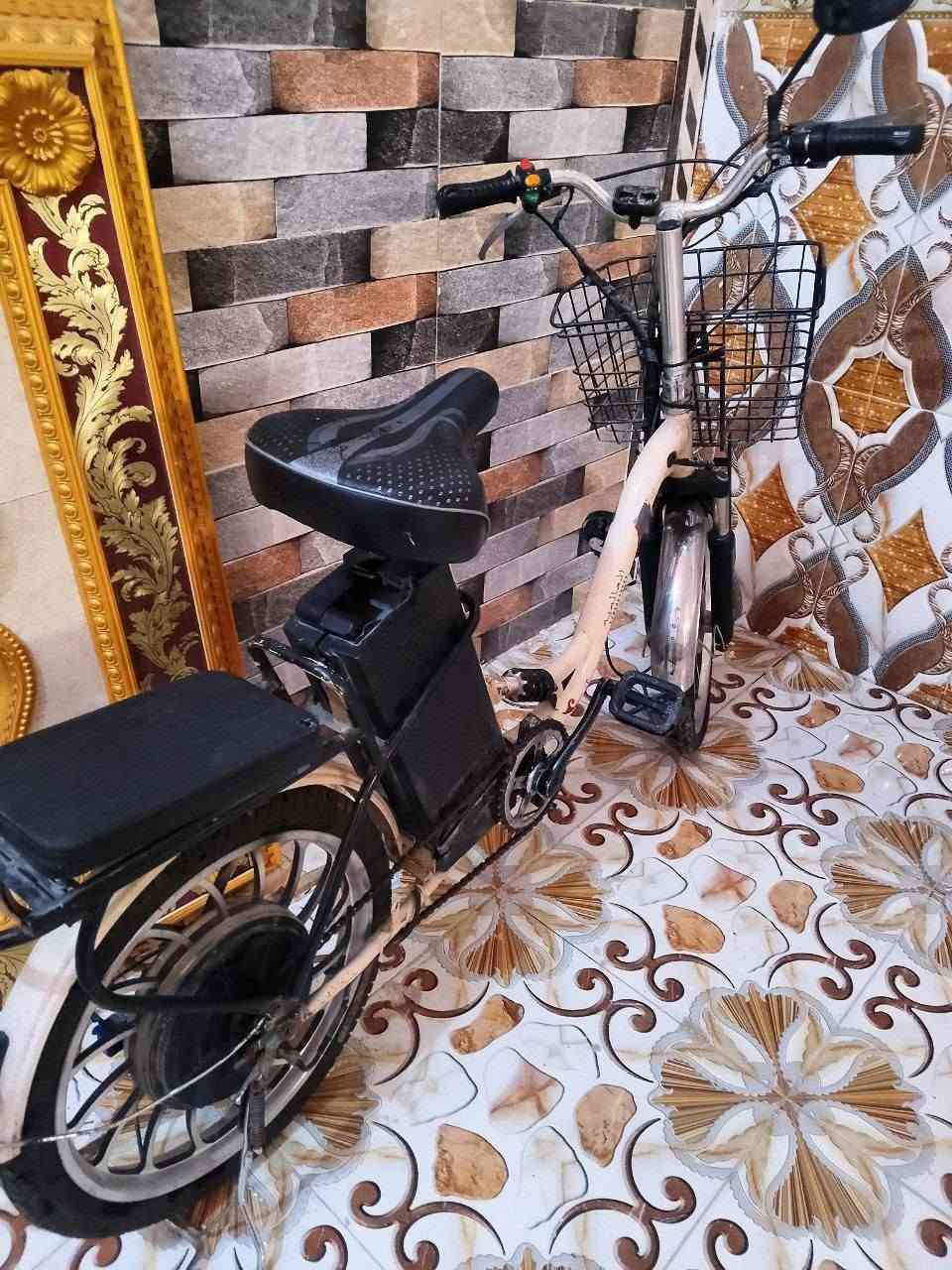 السلام عليكم 
بايسكل شحن للبيع نظيف كلشي ما يحتاجلة فقط السكليتر يرجع ليورة مو ليكدم اكو خلل بربط الوايرات السعر 225 وبي مجال العنوان كوت 
للأستفسار اكثر : ***********
