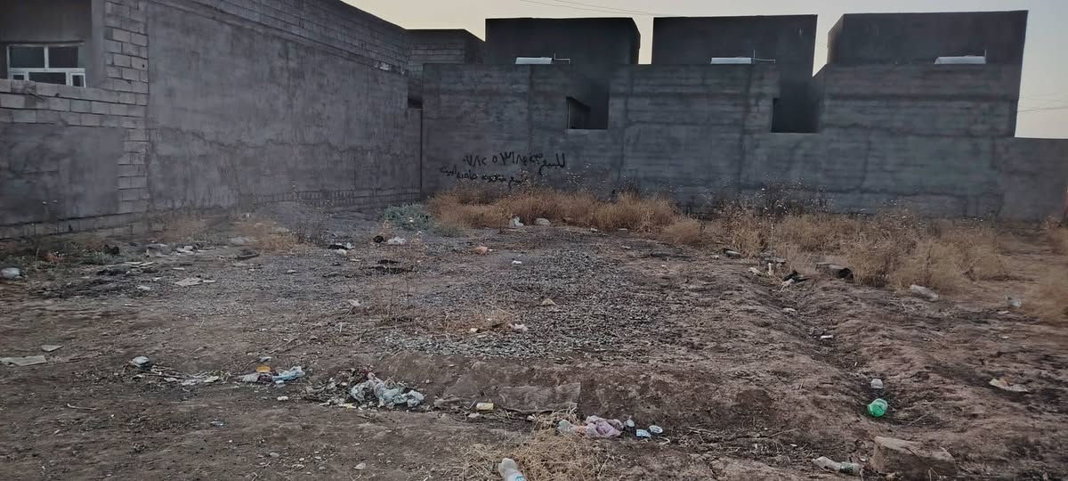 قطعه ارض ٢٠٠ متر  للبيع  خلف كاع نجم الجحيشي ورة الشاخة سعر ٨ مليون وبيها مجال الشراي مارجعه رقم ***********
حتى الشارع انفرش حجر
