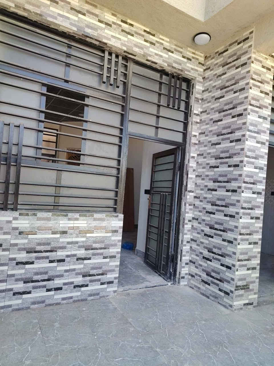 مكلف بالنشر للبيع بيت مساحه ١٢٣ متر طابو زراعي مجمع الجوادين السكني مداور بالطابو شغل درجه اولى اساس وسقف كونكريت جاهز للسكن كامل المواصفات مكون من غرفتين وصاله ومطبخ حار وبارد وصحيات خارجيه وداخليه واستقبال وبيتونه ودرج وتشاريف سقوف ثانويه اناره ليليه كهرباء ماي شوارع مرتبه ضوئي شوارع مرتبه مكان مميز ركن على شارعين الاستفسار الاتصال على *********** بناء طابوق
