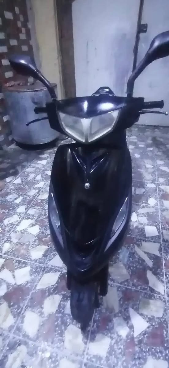 السلام عليكم ماكس ١٤٠ دراجه حيل نضيفه شغاله سلف هندر كهربائيات شغاله دراجه اخت الجديده شلعه ومعدل تاكل الكاع فقط مكينتهه خشنه بدلتلهه دهن أمريكي وصارت هيج سعرهه ٣٥٠ وبيهه مجال بصيط وهذه رقمي *********** مكاني بغداد المدينه
