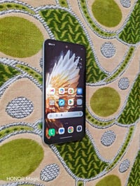 Tecno spark Go2 ذاكره 128 الشاشه 120 هرتز  الجهاز نضيف فقط شخوط بسيطه ...