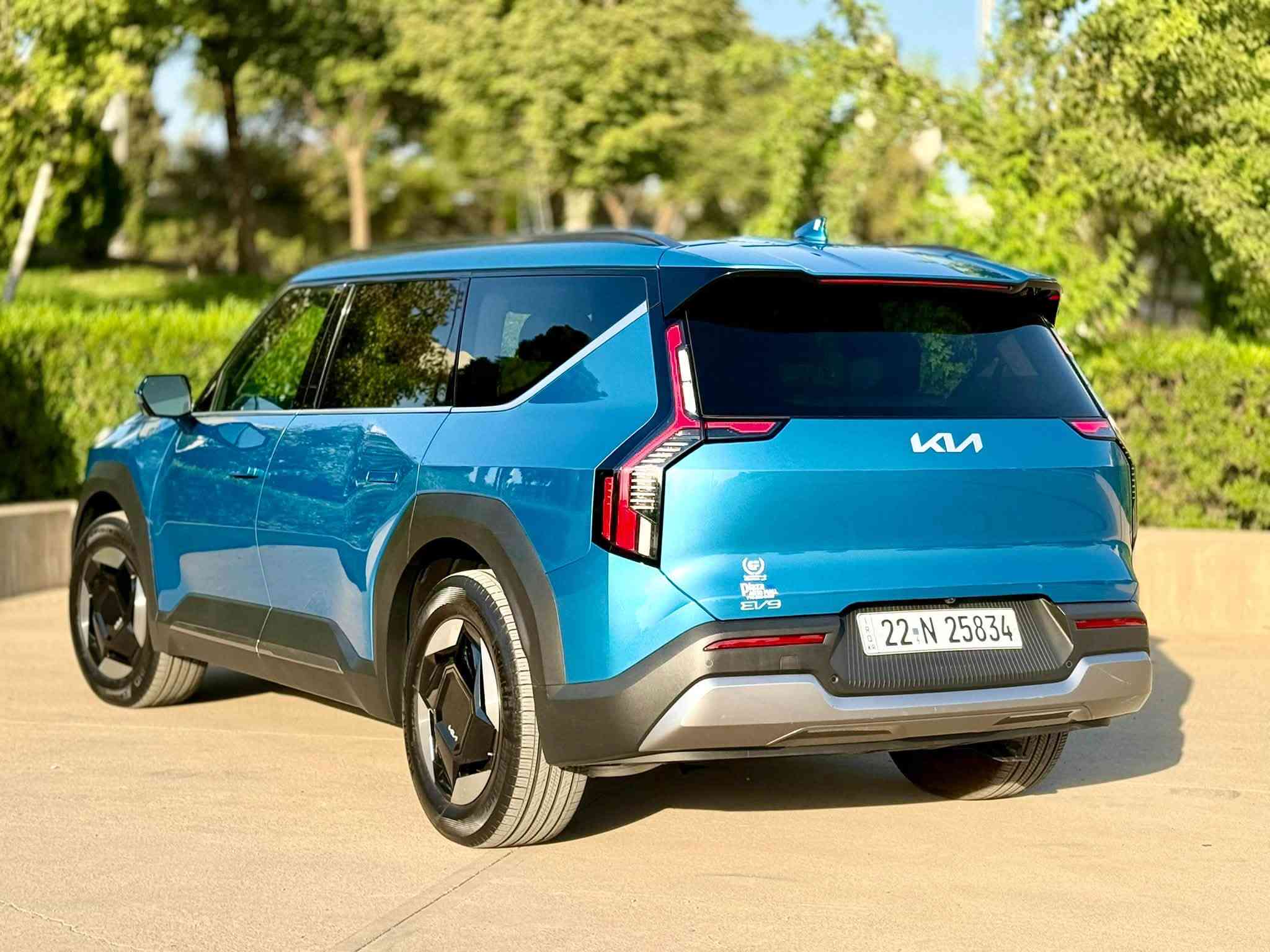 🚙 للبيع | Kia EV9 AWD كهربائية ⚡

Kia EV9 AWD 2024
فخامة، حجم عائلي كبير، وأداء كهربائي قوي مع دفع رباعي.

🔹 اللون: أزرق
🔹 الممشى: 6,684 ميل فقط
🔹 سنة الصنع: 2024
🔹 المحرك: كهربائي بالكامل ⚡
🔹 البطارية: 99.8 kWh
🔹 القوة: حوالي 379 حصان
🔹 الدفع: AWD دفع رباعي
🔹 مدى شحن يصل إلى 550 كم
🔹 3 صفوف / 7 مقاعد

⭐ المواصفات:
✔️ محركان كهربائيان Dual Motor
✔️ دفع رباعي AWD
✔️ بطارية كبيرة 99.8 kWh
✔️ عزم يصل إلى حوالي 700 Nm
✔️ شحن سريع 800V
✔️ فتحة سقف
✔️ شاشة داخلية كبيرة
✔️ أنظمة أمان ومساعدة متطورة
✔️ كاميرات وحساسات
✔️ مثبت سرعة متكيف
✔️ نظام المحافظة على المسار
✔️ تشغيل بصمة
✔️ والعديد من الإضافات الأخرى

🔧 حالة السيارة:

✅ السيارة بدون صبغ (جاملغ أمامي يمين مبدل نفس الون فقط )
✅ جميع الأيرباكات أصلية 

🔑 رقم الشاصي:
KNDAFFS53R6045930

💰 السعر: $26000 
💬 قابل للتفاوض بعد المعاينة

📍 الموقع: أربيل

📞 للاستفسار والتواصل:
***********
واتساب / اتصال / فايبر
