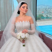 فستان زفاف بتفاصيل ملكية ناعمة ✨🤍 صدر فاخر بتطريز لؤلؤي وكريستالي مميز...