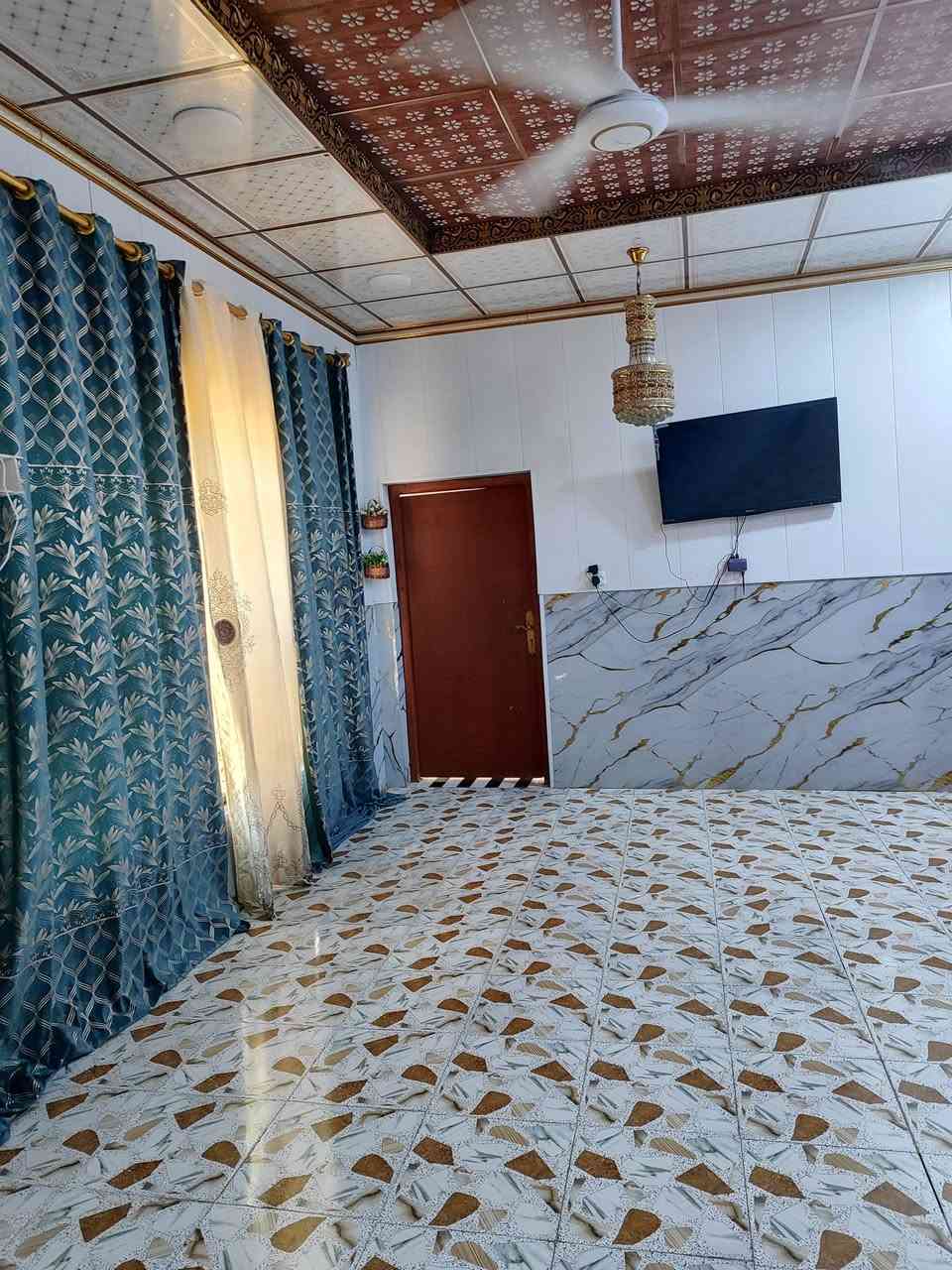 السلام عليكم
بيت للبيع طابو بستنه المساحه 220 متر 
يتكون من ثلاثه غرف وصاله ومطبخ وصحيات وبراني
بناء طابوك العنوان نهايه المشواج البساتين الشرقيه 
السعر 60 مع المجال 
الرقم  *********** واتساب
