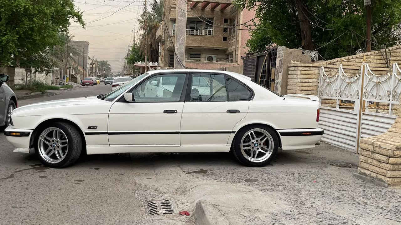 سلام عليكم من رخصه مدير لكروب
BMW540اصل بليته وسنويه 
سياره فلول مواصفات سلايت طكتين غرفه جلد دعاميات mاصل تخم ويل وتاير صلنصه M5 قفل اكسل كير ومكينه مكفولات //جددت لوحات وسنويه قبل 20يوم وبسمي تحويل مباشر  سياره جاهزه  للاستفسار اتصل ***********
