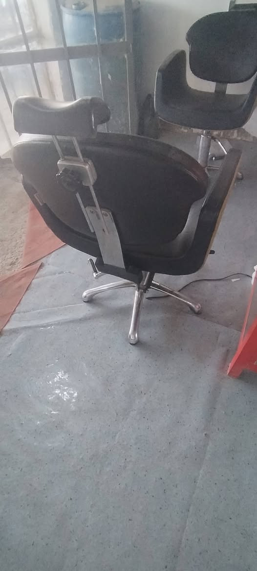 سلام عليكم كراسي  عدد 2 مال حلاق نظيفات للبيع السعر واحد ب 65 مكان محموديه لاتصال***********
