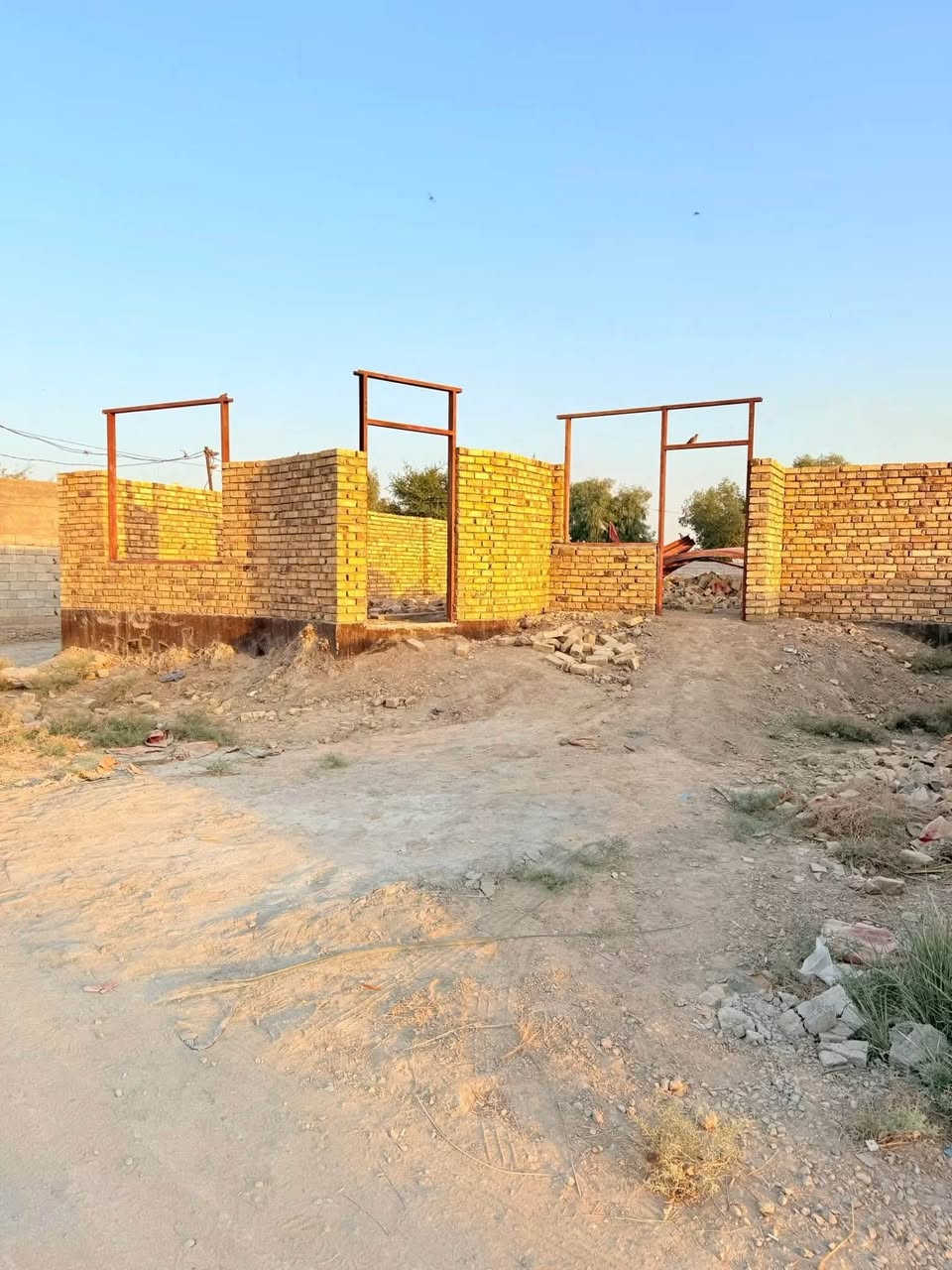 هيكل اساسه كونكريت مبني واجه وصفحه مساحه 225 ركن زراعي  متوفر ماء وكهرباء ومولد بالباب  يتكون من 
غرف عدد2 5متر
صاله 11متر
استقبال 9متر
مطبخ 6متر
مجموعه صحيه 5متر
مدخل 2متر
ممر جانبي عرض متر ونص
ممر خلفي عرض متر  العنوان خلف البيطره وره تسفيرات  السعر23مليون بلاش رقمي للاستفسار ***********
