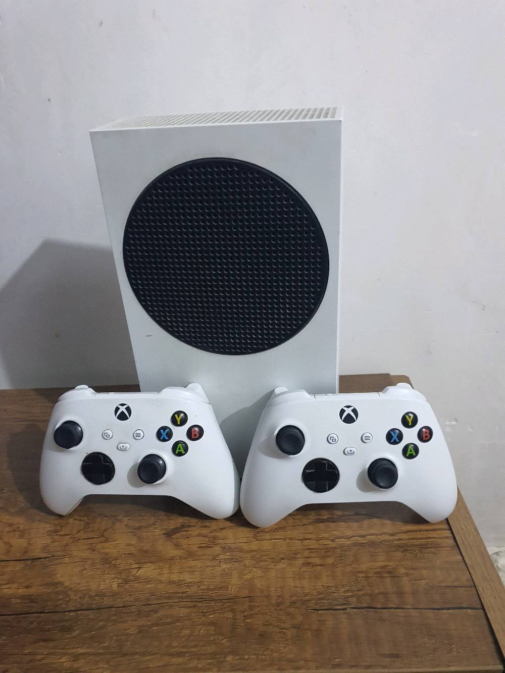 اكس  بوكس سيريس اس 

مواصفات موجودة بالصورة الي جوة

 العب gta 6 اول ما تنزل 

جهاز نضيف ما مبدل بي شي ولا مفتوح و ويا يدات 2 اصليات وكل ملحقاتة كاملة ويا

مكاني : بغداد-المحمودية

السعر: 490الف قابل للتفاوض 

للتواصل واتساب : ***********

*اذا عندك تجميعة زينة اتواصل وياي ابدل وياك *