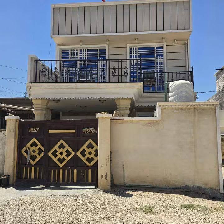 بيت للبيع مساحه 140متر 
طابقين يحتوي على 
مضيف 7×4

المطبخ 6×83

الغرفة 5×4

الصاله 5×5

الطابق الثاني يحتوي على غرفتين وصاله وحمامات 

الاتصال ***********

***********

خلف مستشفى الإمام علي حي الحسناوي قريب على المدارس الصيينين

نص مكتوب في الصور:
- 18:13 2026/08/18
- ١٨:١١ ٢٠٢٦/٠٨/١٨