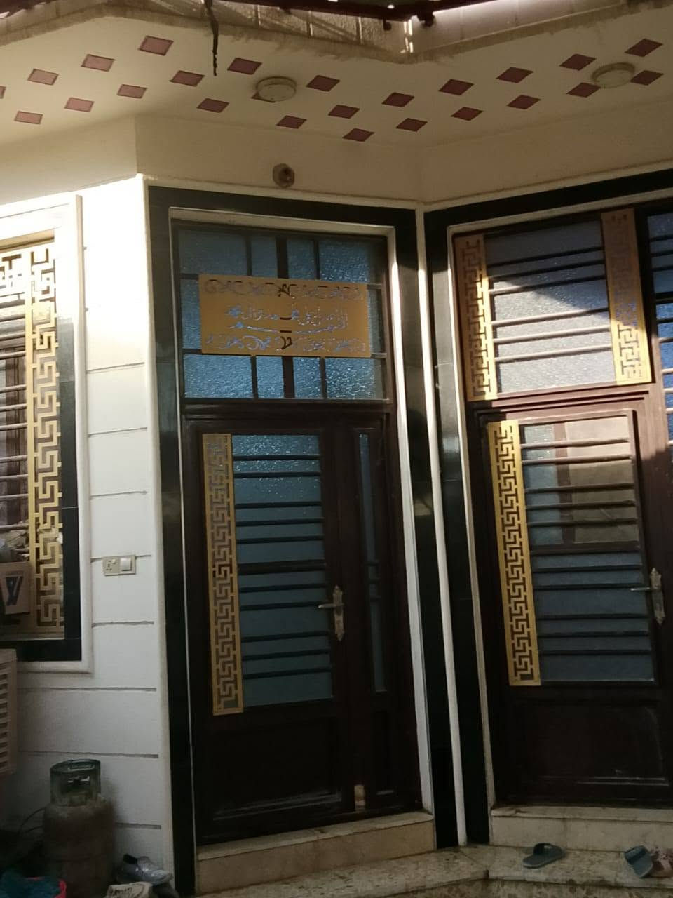 السلام عليكم  بيت 100 متر طابوصرف واجهه 6    حي النضال يبعد 100 متر عن مستوصف النضال والمدارس والروضه متوفر جميع الخدمات بنيان درجه اولى يحتوي عله غرفه واستقبال وصاله ومطبخ صحيات داخليه وخارجيه  للاستفسار الإتصال عله صاحب الدار ***********    ملاحضه البيت يباع مع الكاونتر و2 سبالت
