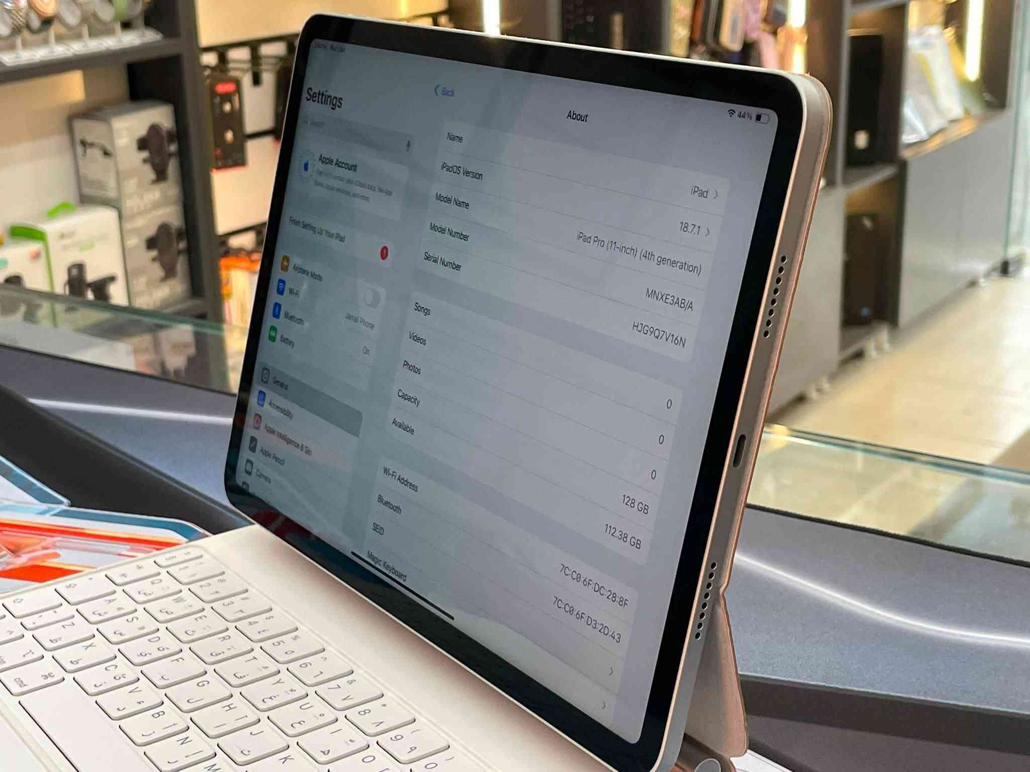 ايباد برو ١١ • ١٢٨ • ماجيك كيبورد