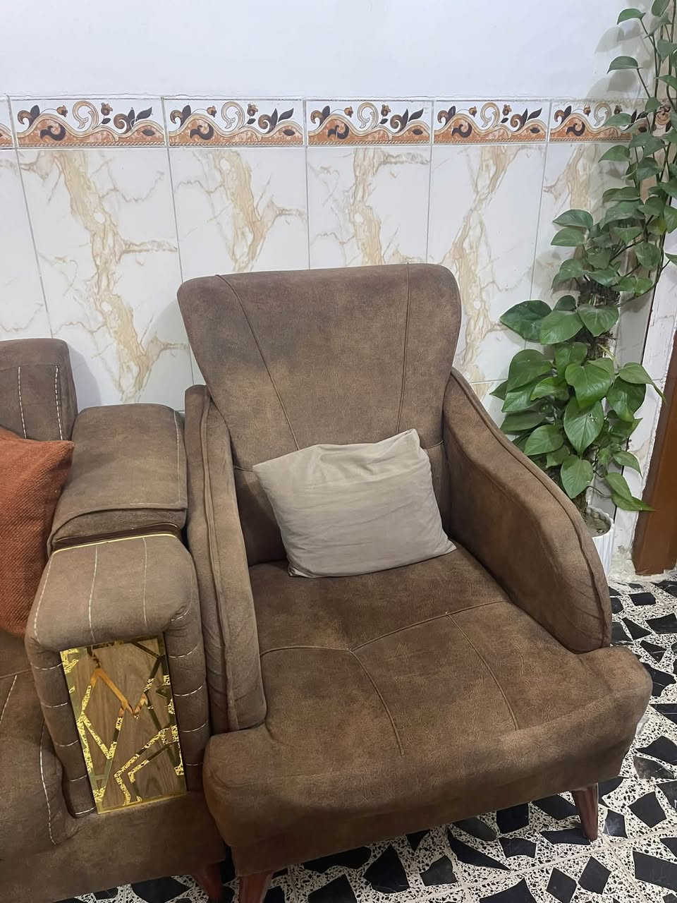 تخم نضيف استعمال سنه فقط مسوي توصا خشب قوي مابي اي عيب فقط الي مأشره عليه بل صوره نازل الاسفنج مالته شويه نضيف لونه جوزي طوخ مموج ب اسود ويا 6 كوشات مالته الاصليه الباقيات اضافيه احنه مخليهن 600 وبي مجال 
الطبله الوسطيه جام قوي مينكسر ابداً نضيفه 125 وبيهة مجال
تواصل خاص او ع الرقم ***********
