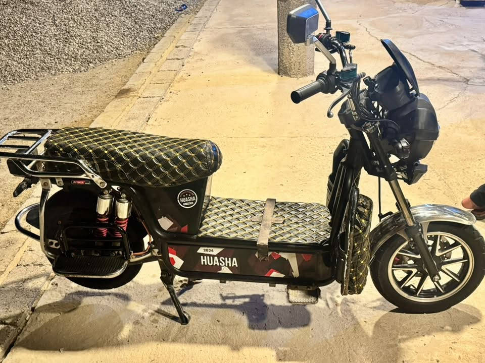 السلام عليكم 🖐️✨
دراجة شحن هيوشة جبلي للبيع 🚲⚡
 النظافة: الدراجة نظيفة (مثل ما موضح بالصور) 🧼👌
 البطاريات: مشدود إلها تخم بطاريات جديد بالكامل (5 بطاريات) جاهزة وما محتاجة أي صرف 🔋💯
 التفاصيل: كشنات وأرضية وتغليف أسود بخياطة ذهبية مرتبة، وشغالة تمام 🖤✨
 السعر: 550 ألف وبيه مجال للشراي 💰🤝
📍 المكان: الفلوجة 🏢
📞 للإتصال أو الواتساب: *********** 📲
