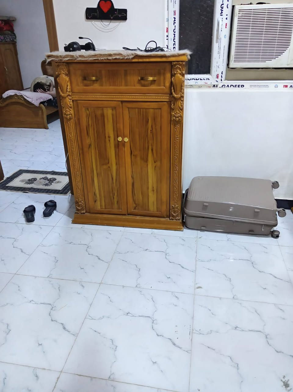 للبيع غرفه اخشاب نضيفه سعر مليونين. مكان نجف ***********

