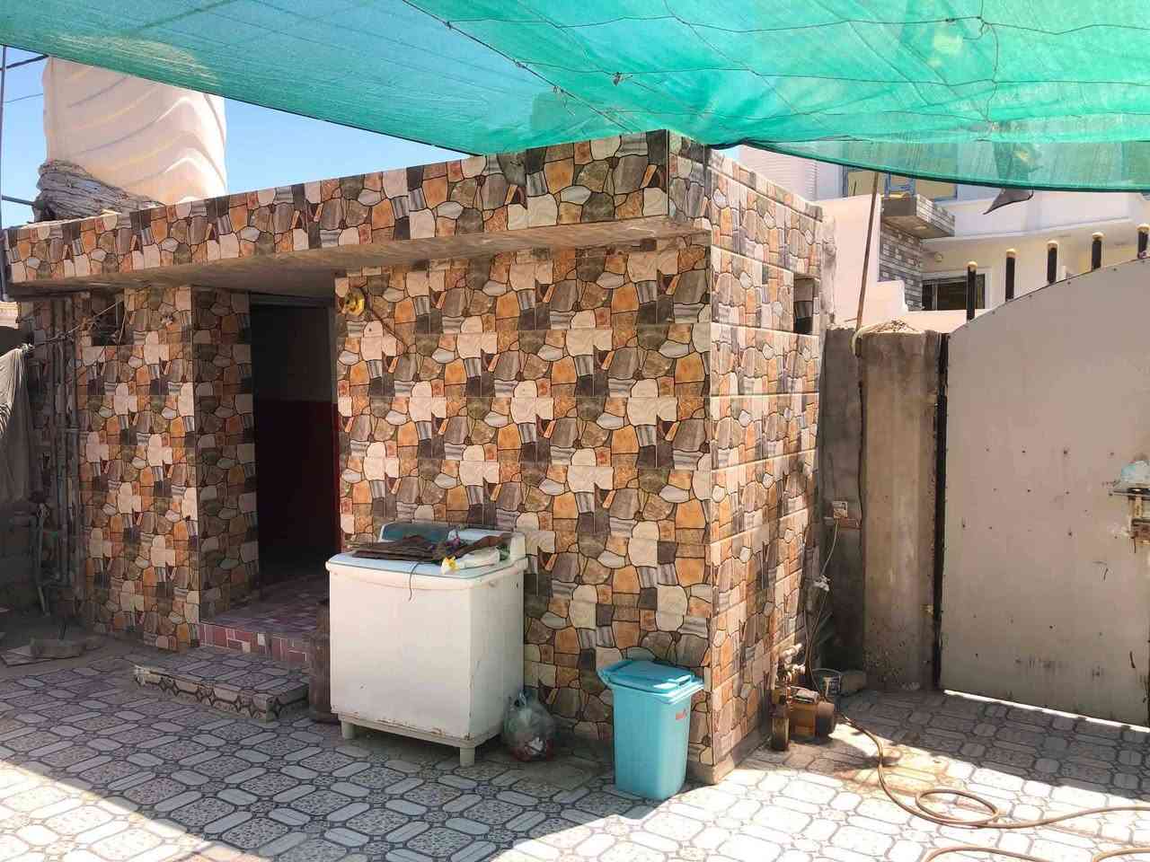 
الحمزة الغربي 
سلام عليكم بيت للبيع المساحه 250متر بيت مرتب وجبير يوسع عائلتين شارع مالته 8متر طريق المعاره حي السجاد يبعد عن الشارع أقل 100متر فرع الصيدله الجديده الي بعد حسينية السجاد 
يحتوي طارمه جبير وحديقة وصحيات خارجيه وحمامات وحمامات داخليه
غرف نوم 2جوه 
صاله استقبال 
مطبخ 
منور خلف البيت 
غرفه نوم فوك 
صاله
مطبخ وحمامات وصحيات
السعر 80وبيه مجال
رقم الهاتف 
***********
