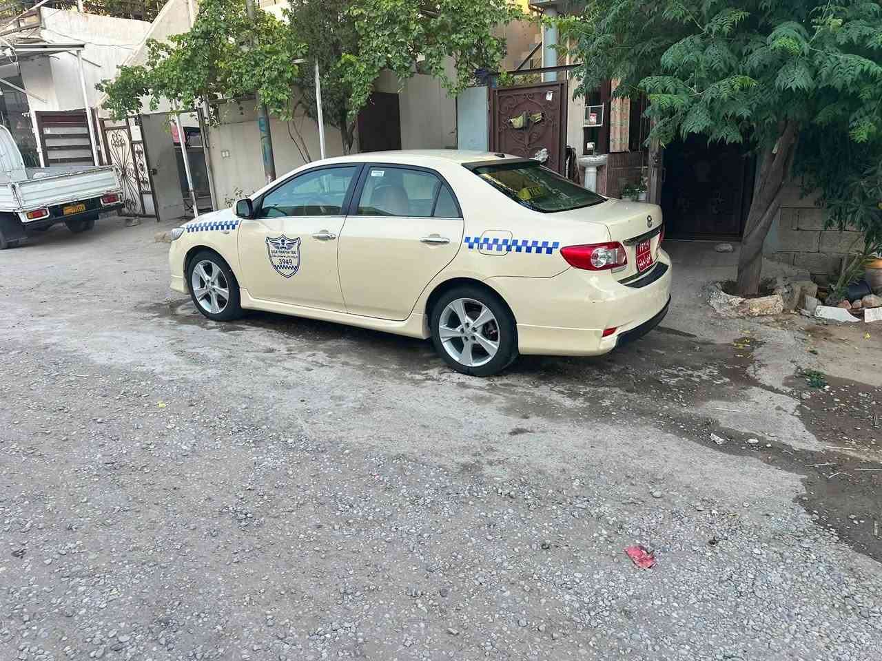 سلام علیکم تکسی کرۆلا ۲٠۱۳ مەکینە ۱۸  گیرو مکینە بەشەرت پشتو پیش کەپس تەنها یەک بستی تەعدیل هەیە سپۆرت بەسمەو شەغال ناو قەیسی چوار تایەو ویلی لۆک ۱۳٥ مەعامەلە ٠۷٥٠۱٠٤٥۱٥٤
