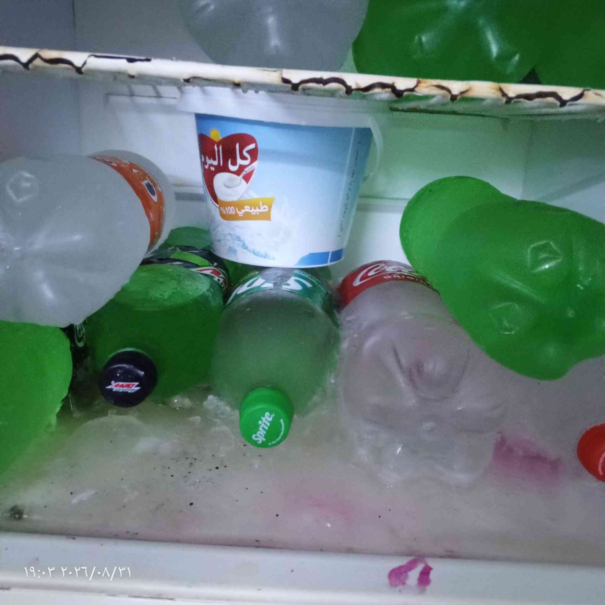 ثلاجة للبيع حجم كبير لو مامحتاج مابيع سعر 180شرط نضيفه شوفت العين بيه مجال شي قليل ***********اتصل
