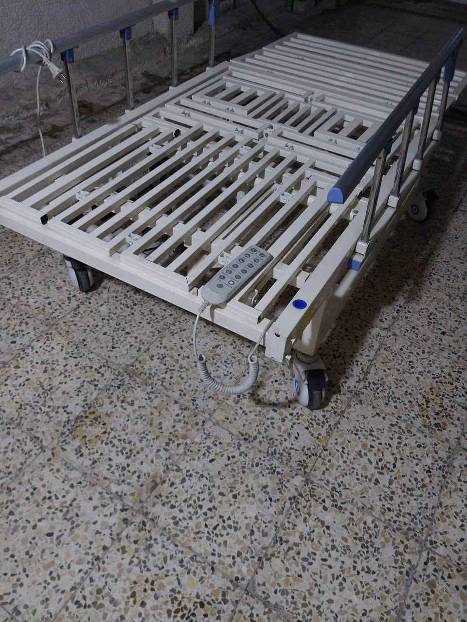 السلام عليكم يوجد سرير طبي قلاب جديد جدآ سعر 550التصال عله هاذ الرقم *********** يوجد واتساب
