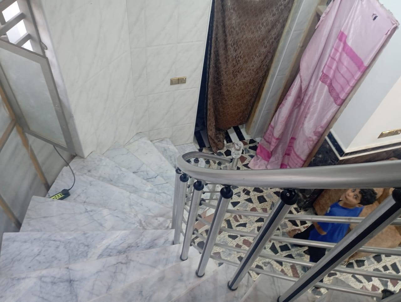 دار للبيع مساحة ١٦٣ متر درجة اولى ٢ غرفة نوم صالة مطبخ استقبال تخاريج داخل وخارج عنوان الداركوفه حي ميسان شارع الشيوخ مقابل سكلة رعد السعر ٧٨ معه المجال الاستفسار على رقم مكتب الاسدي
***********/***********
