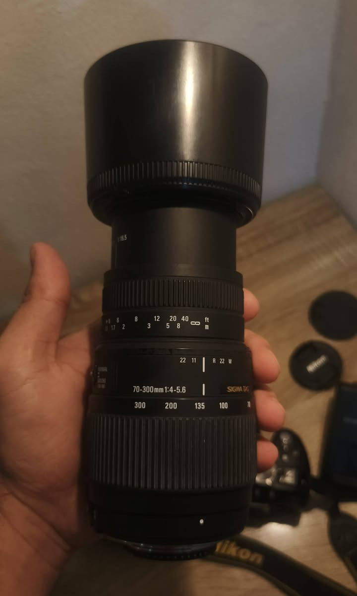 📸 للبيع كاميرا Nikon D5300 بحالة نضيفة جداً
🔹 الشتر 12K فقط — استخدام قليل
🔹 عدسة رياضية 70-300mm
🔹 عدسة 18-55mm بيها ثبات
🔹 بطارية أصلية
🔹 ميموري 32GB
🔹 جنطة أصلية
🔹 كفر حماية للجسم

✨ الكاميرا نظيفة واستخدامها خفيف وجاهزة للتصوير، ومناسبة للتصوير الرياضي، المناسبات، السفر والطبيعة.

📍 المكان: [ميسان قلعة صالح]
*********** واتساب
