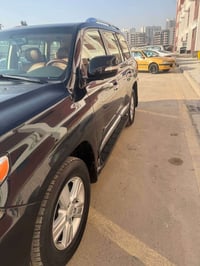 لاندكروز ٢٠١٣ اسود فطيم  ماشيه ١٩٩ مشي حقيقي  السياره استعمال شخصي  ضر...