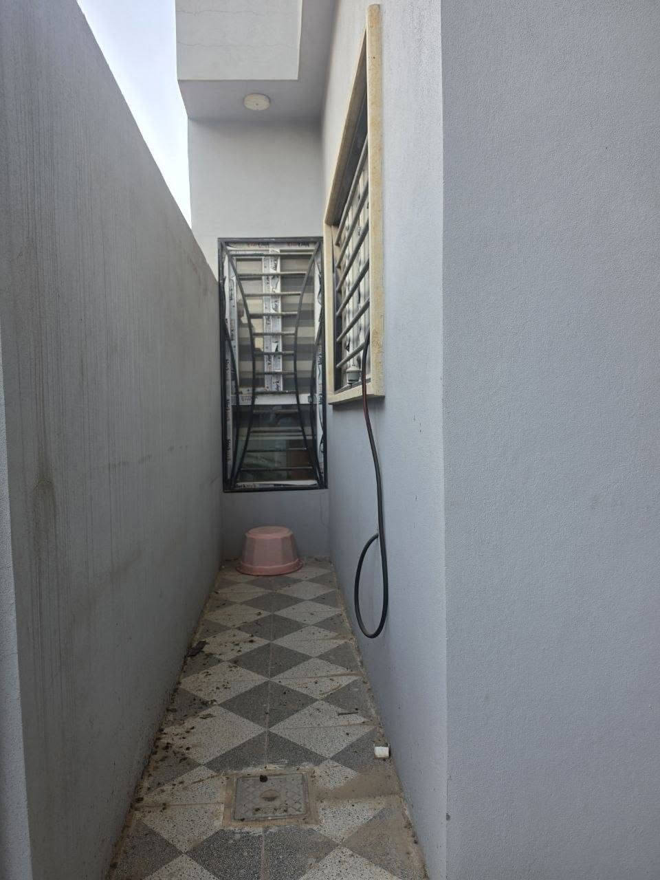 🏠✨ دار للبيع – موقع مميز قرب شقق الحدباء ✨🏠

📍 الموقع: قريب من سائدين شقق الحدباء 🏢

📌 توزيع الأراضي البلدية – فئة (أ)

🏗️ بناء حديث 2024

🔑 فارغ – استلام فوري

📜 سند طابو الزهور ملك صرف ✔️

📐 المساحة: 100 م²
↔️ الواجهة: 10 م
↕️ العمق: 10 م
🏘️ ركن على شارعين
🛣️ شارع تبليط بعرض 12 م

🏡 تفاصيل الدار:

طابقين + بيتونة

🔹 الطابق الأرضي:
• غرفة نوم

• هول

• مطبخ

• صحيات

• درج دوار

🔹 الطابق الثاني:
• غرفتين نوم 

• هول

• صحيات

• بيتونة

📞 للاستفسار والتفاصيل:
***********📱

***********📱

***********📱

🏢 مكتب السماك لتجارة العقارات

📍 الموصل – حي الصديق، بعد مرطبات البحرين، سائدين الصديق الرئيسية، مقابل مدرسة العقول المبدعة الأهلية.

بيع • شراء • تأجير • إدارة أملاك
