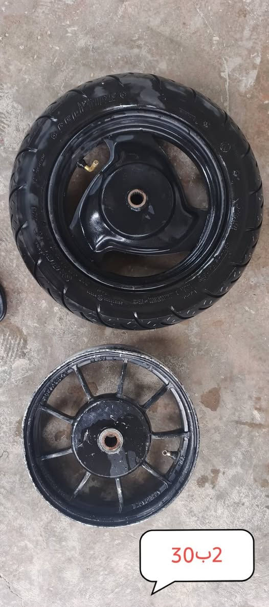 للبيع (***********)

نص مكتوب في الصور:
- كفر خلفي سيبي فور مستعمل (ب 30)
- تاير سيبي فور (ب20)
- 30 ب 2
- صندوق مكسور القفل (ب15)