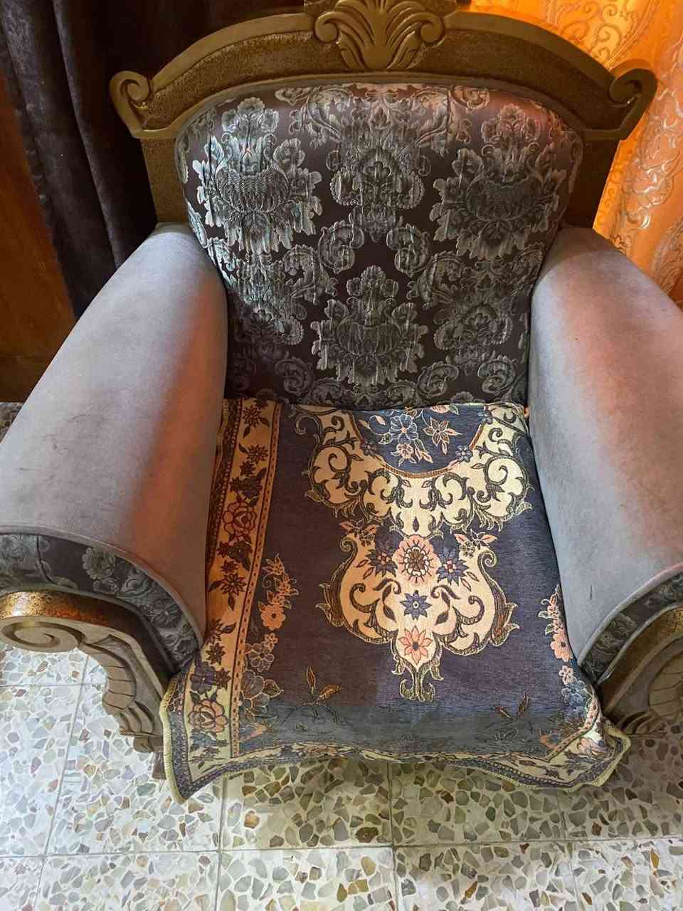 طخم مستعمل للبيع متكون من ثنين وسط + اربع كراسي ام النفر  السعر 450 وبيها مجال 
العنوان ميسان حي القاهره الثانية مقابل  حسنية السيده رقية  
التواصل واتساب *********** عمارة, ميسان

