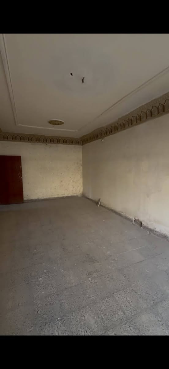 بيت للبيع منطقه حي الجهاد المساحه الكليه200متر يباع نصفين سعر النص135 وبي مجال كل نصف بي غرفتين وصاله ومطبخ وحمام والسعرالكامل 260 سعر جداً مناسب 
الموقع📍مربع الامانه
للاستفسار المراسله او الاتصال على
***********
