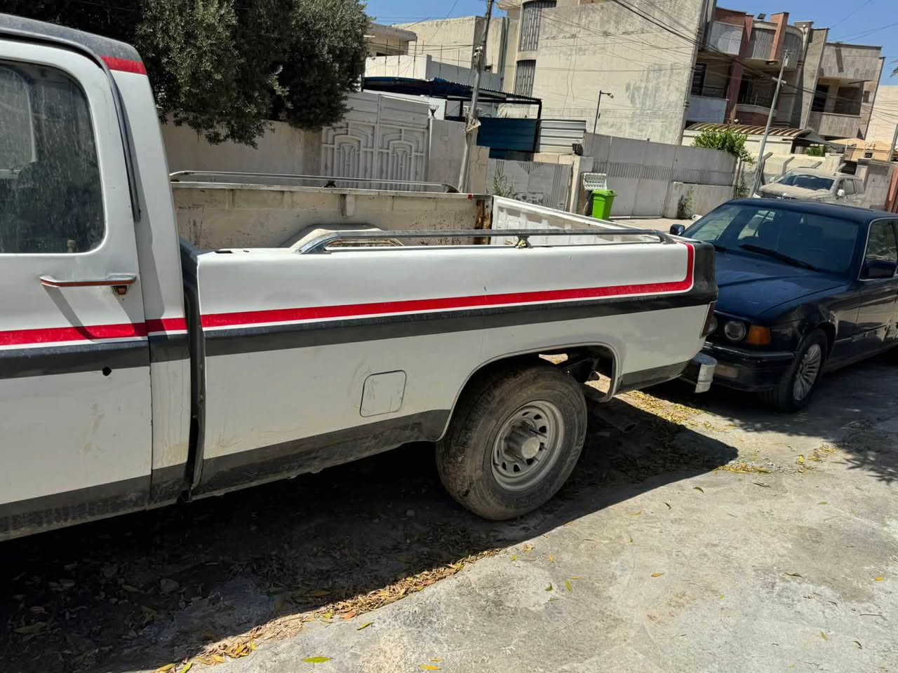 سلام عليكم سياره شوفرليت موديل ٨٥  مكان بغداد سياره نضيفه وسعره مناسب وداخل بلادي وانتسل على هذا الرقم ***********

