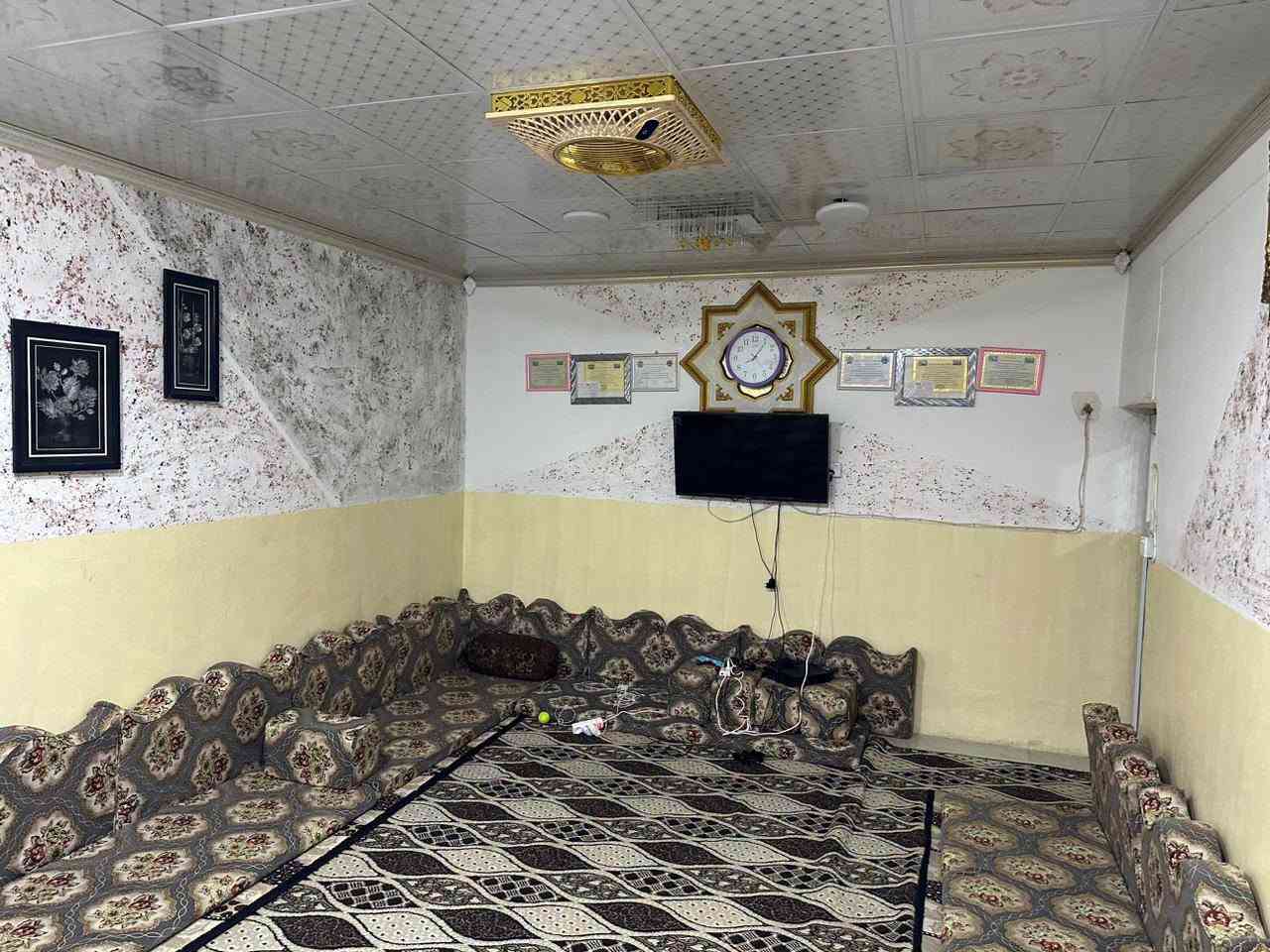 للبيع بيت طابو باسمي 200متر حي النداء مقابل جامع السلام بناءقديم مرمم ارضه بور سلين وسقوف ثانويه وعالي من الشارع وحاليا مؤجر 300ألف السعر 125وبي مجال للتواصل ***********@
