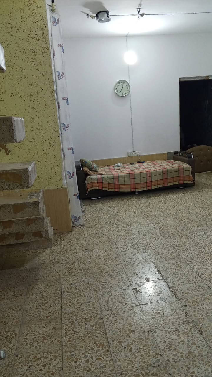 ميت متر  حي الوفاء للايجار كلش  نظيف ماء و كهرباء علينه للاستفسار واتساب ***********  عن الشارع العام فرع واحد
