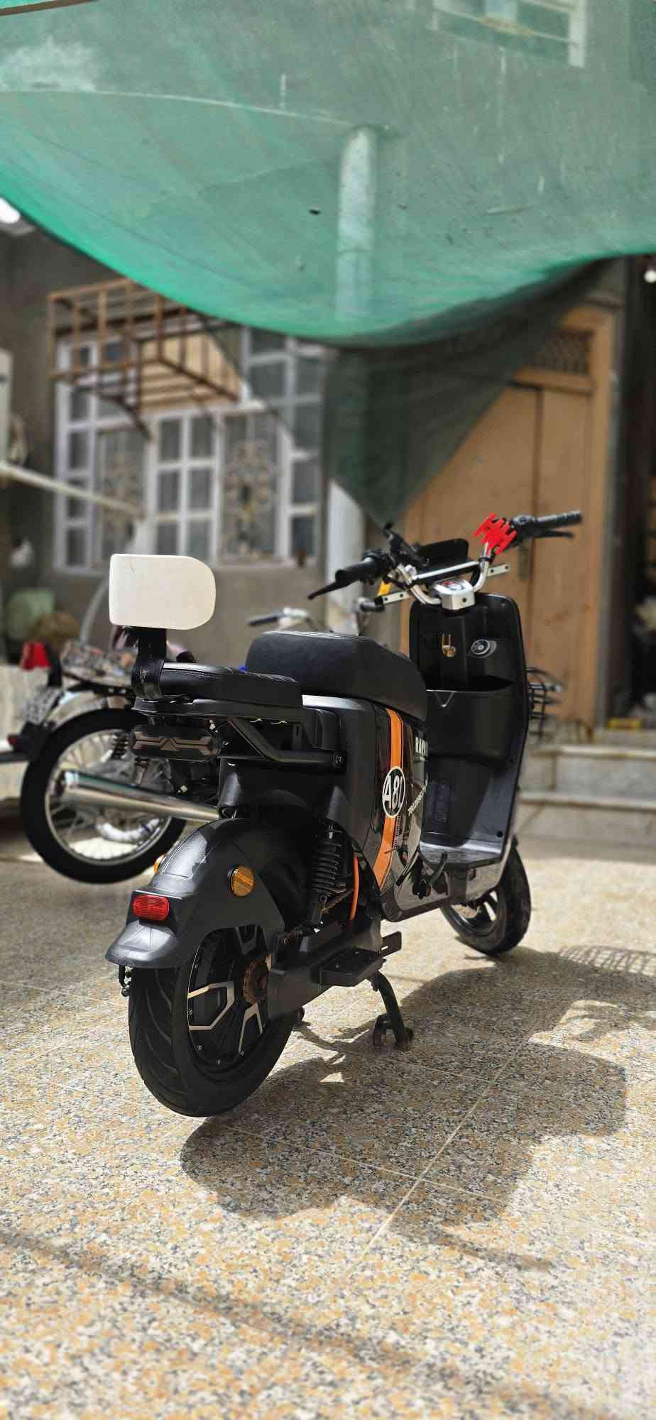 السلام عليكم 

دراجه شحن 

اسمها A8L ابحث عنها وشوف مواصفاتها

6 بطاريات كبار تمشي مسافه من 50 الى 60 كيلو بالشحنه الوحده 

ملف 1500 واط يعني سرعتها 60 حقيقي 

يجي وياها شاحنتها 

وسيويچين و ريموت 

تشغيل عن بعد 

قفل ستيرن وتاير خلفي 

بيها نظام انذار 

تايراتها نظيفه كلش 

ونضام بريكات عنبار (فلنجات)

مكاني ناصريه مركز 

السعر 600 الف وبيها مجال حگ الجيه

الرقم ***********
وبي واتس اب
