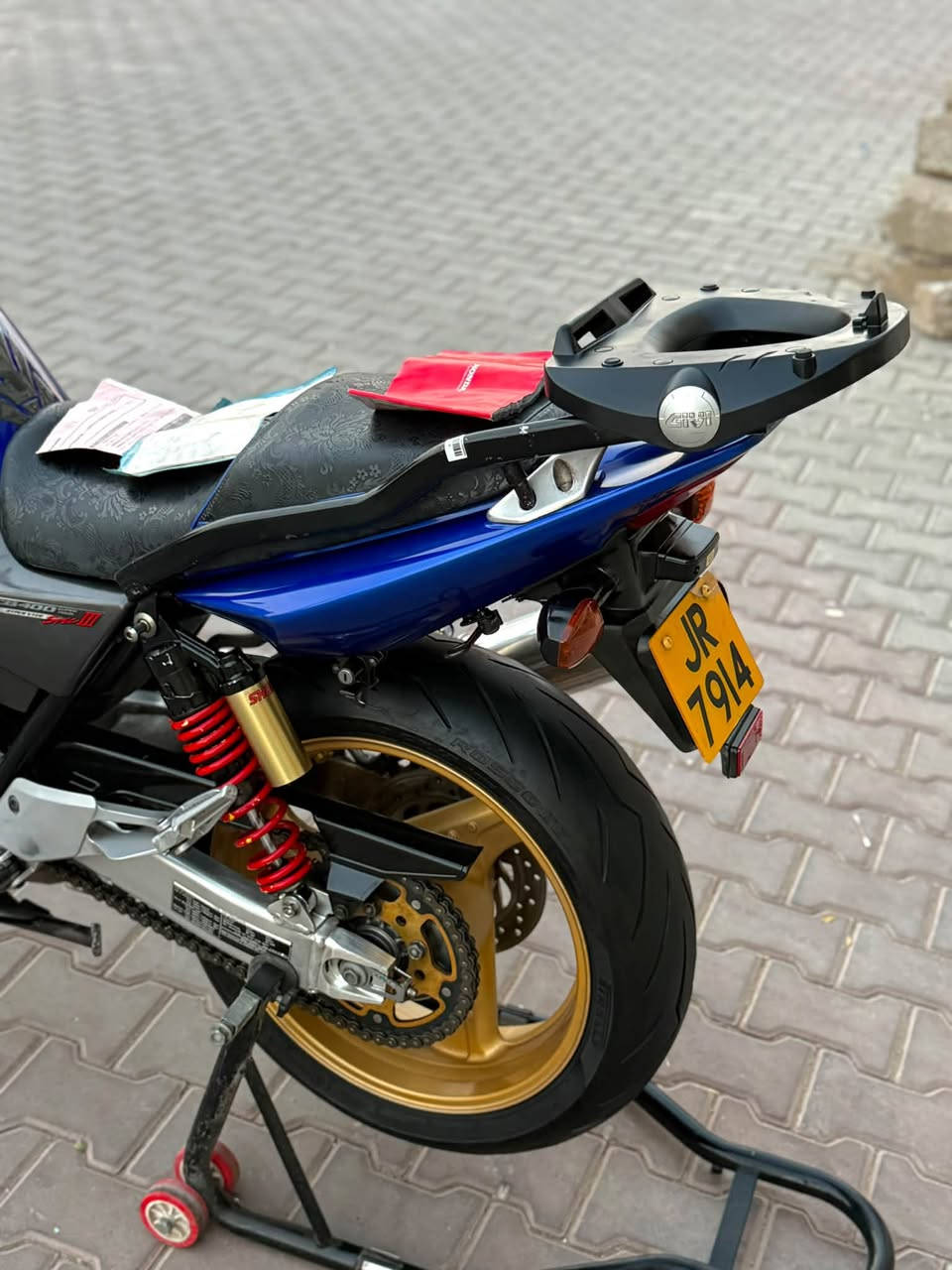 للبيع CB 400 جيل ثالث مال رمبه لوك
موديل ( 2006 ) شخط واحد مابي 
الي يدور جديد وبلكارتون دراجه كفاله عامه كير محرك كابريتر كله بشرط برغي ممفتوح تايرات وزنجيل ودهن جديد كهربائيات كامل مكاني كركوك دراجه بل معرض ماكس موجود اتصل وخادم للطيبين💙
 (( *********** )) توصيل كل محافظات موجود
