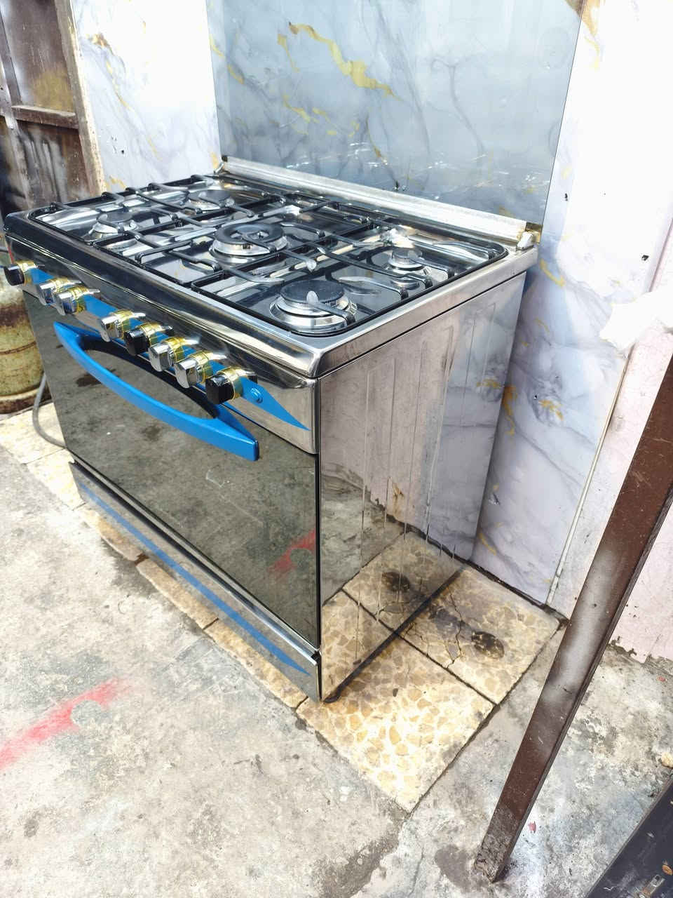 السلام عليكم طباخ ارستون يطالي 
الحجم 60×90 خمسة مشاعل 
استانلس استيل نضافة الطباخ 100/95
للتواصل ***********
