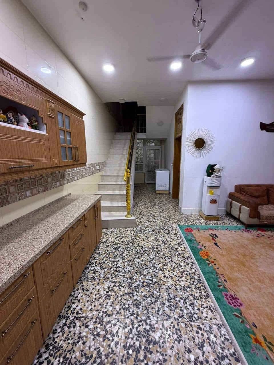 السلام عليكم ورحمه الله وبركاته 
دار للبيع مساحه 150متر واجه 7ونص ونزال 20طابقين طابو زراعي سند 25 موقع الدار ابو خستاوي شارع الغسل دار نضيف جدا محتويات الدار غرفه جوه وغرفه فوك ستقبال هول مطبخ مجمع صحيات خارجيه وداخليه الاستفسار اكثر الاتصال ***********
